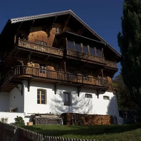 Dağ evi Stylish Traditional Chalet With Modern Amenities