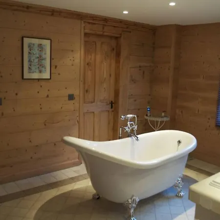 Stylish Traditional Chalet With Modern Amenities *