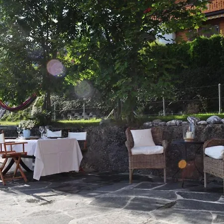 Stylish Traditional Chalet With Modern Amenities *