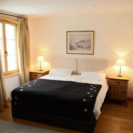 Stylish Traditional Chalet With Modern Amenities *